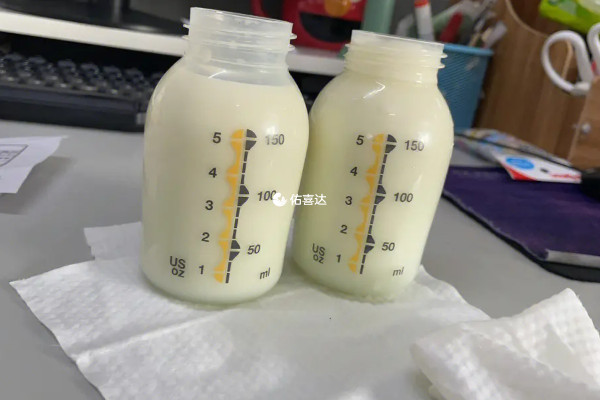 看颜色是判断母乳是否变质的方法之一